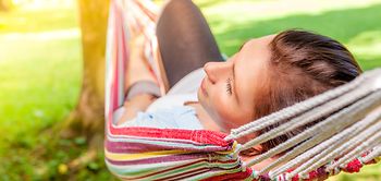 Frau von Hängematte