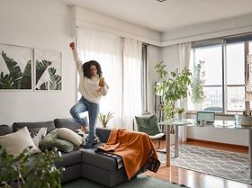 Frau Wohnung Innenbereich Sofa Smartphone