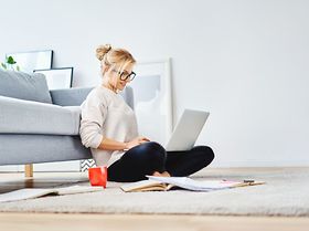 Frau Wohnung Teppich Wohlfühlen Laptop Sofa
