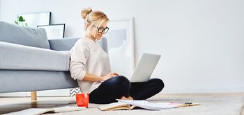 Frau Wohnung Teppich Wohlfühlen Laptop Sofa