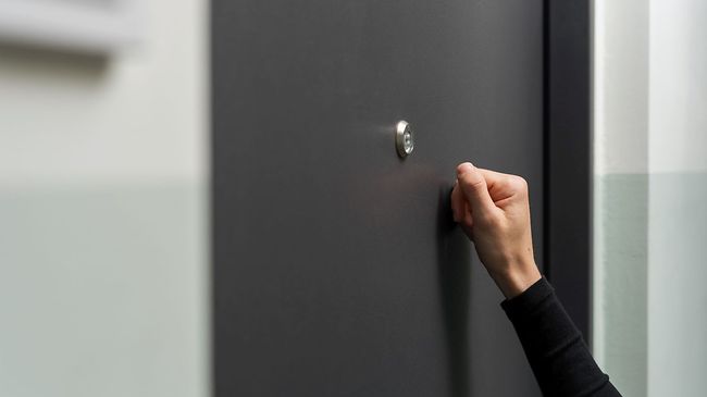 Frau Wohnungstür Klopfen Nachbar Flur Lärm Ruhestörung