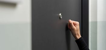 Frau Wohnungstür Klopfen Nachbar Flur Lärm Ruhestörung