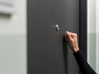Frau Wohnungstür Klopfen Nachbar Flur Lärm Ruhestörung