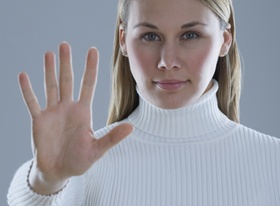 Frau zeigt flache Hand in die Kamera