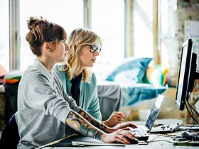 Frauen arbeiten Computer