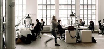 Frauen und Männer arbeiten im Büro