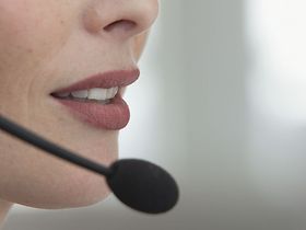 Frauengesicht, Detail, Mund mit Mikrofon