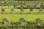 Friedhof mit einheitlichen Kreuzen Heldenfriedhof