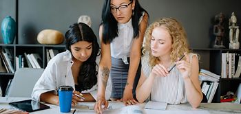 Führung Chefin Team Besprechung