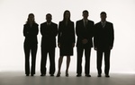 Fünf Menschen in Businesskleidung als Silhouetten vor weißem Hintergrund