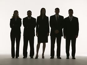 Fünf Menschen in Businesskleidung als Silhouetten vor weißem Hint
