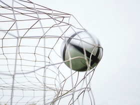 Fußball fliegt ins Tor-Netz