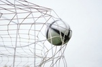 Fußball fliegt ins Tor-Netz