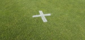 Fußball Rasen Markierung Elfmeter Grenze