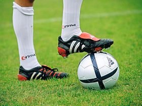 Fußballerfuß steht auf Ball