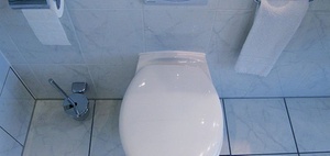 Ausrutschen auf der betrieblichen Toilette: ein Arbeitsunfall?
