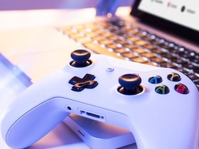 Spiele-Controller und Laptop