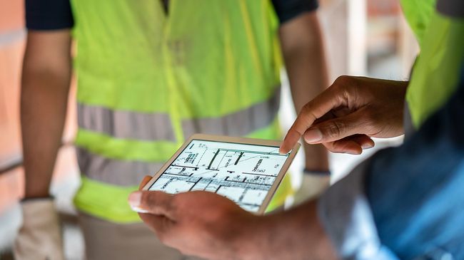 gebaeudeplanung_digitale_bauplaene_tablet_baustelle