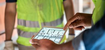 gebaeudeplanung_digitale_bauplaene_tablet_baustelle
