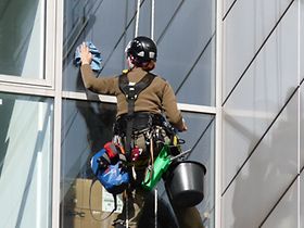 Gebäudereinigung Fensterputzer Hochhaus