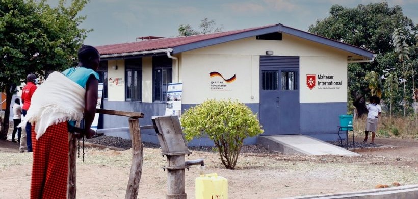 Geburtsklinik aus Strohfaserplatten in Nord-Uganda