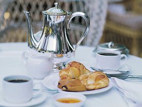 Gedeckter Frühstückstisch