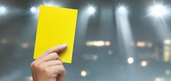 Gelbe Karte Hand Hintergrund Stadion verschwommen