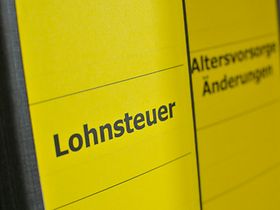 Gelber Ordnerrücken mit Aufschrift Lohnsteuer