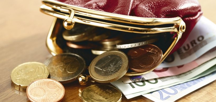 Geldbeutel mit Euromuenzen und Scheinen