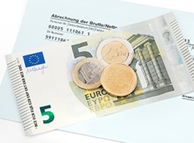 Geldschein mit Münzen