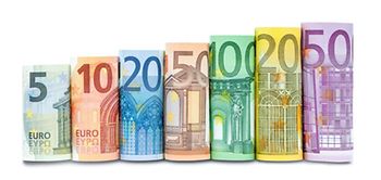 Geldscheine aufgerollt in einer Reihe