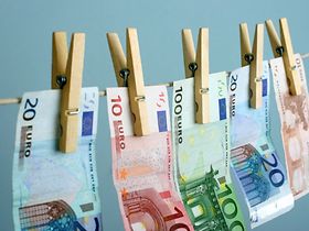 Geldscheine hängen auf Wäscheleine