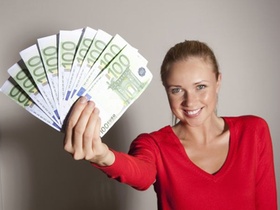 Geldscheine in der Hand