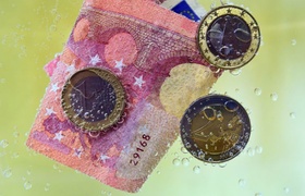 Geldwäsche Münzen Euro Euroscheine unter Wasser