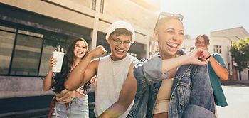 Generation Z GenZ junge Leute Studenten lachen