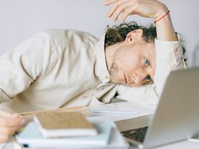 genervter junger Mann