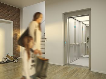 Geöffneter Aufzug im Hausflur_osma