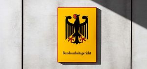 Gerichte_Behoerden_Bundesarbeitsgericht_Emblem_Wand