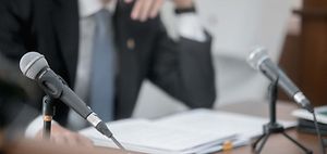 Gerichte_und_Richter_Mikrofone_Vernehmung