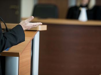 Gerichte_und_Richter_Verhandlungssituation_Richterbank