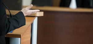 Gerichte_und_Richter_Verhandlungssituation_Richterbank