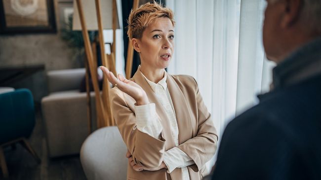 geschäftliches Gespräch unter Vater und Tochter