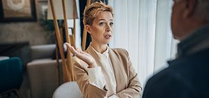 geschäftliches Gespräch unter Vater und Tochter