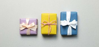 Geschäftliche_Zuwendungen_Drei_Geschenkboxen_bunt