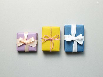 Geschäftliche_Zuwendungen_Drei_Geschenkboxen_bunt