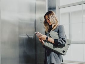 Geschäftsfrau am warten Aufzug