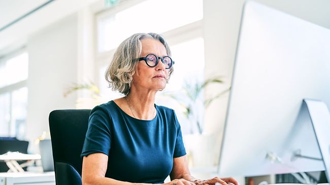 Geschäftsfrau arbeitet am Computer