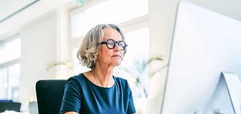 Geschäftsfrau arbeitet am Computer