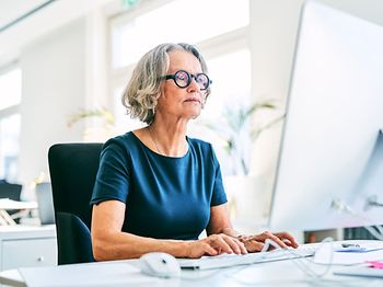 Geschäftsfrau arbeitet am Computer