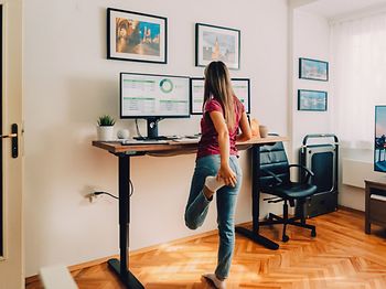 Geschäftsfrau arbeitet im Stehen